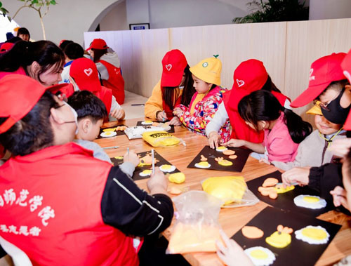 志愿者和孩子们一起做彩泥