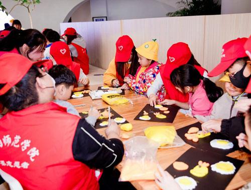 志愿者和孩子们一起做彩泥