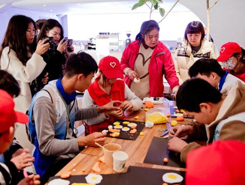 老师教孩子用彩泥“作画”