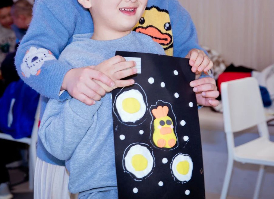 孩子展示自己的彩泥作品