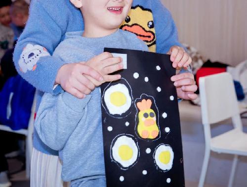 孩子展示自己的彩泥作品